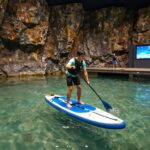 인천 송도 컨벤시아에서 열리는 해양레저관광 박람회의 실내 수상 레저 체험관에서 패들보드를 타는 모습