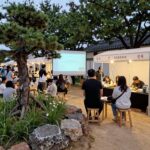 옥천묘목축제 행사장 내 다양한 부스와 체험 프로그램이 있는 모습