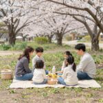 봄 축제에서 가족과 연인이 돗자리를 펴고 피크닉을 즐기는 모습