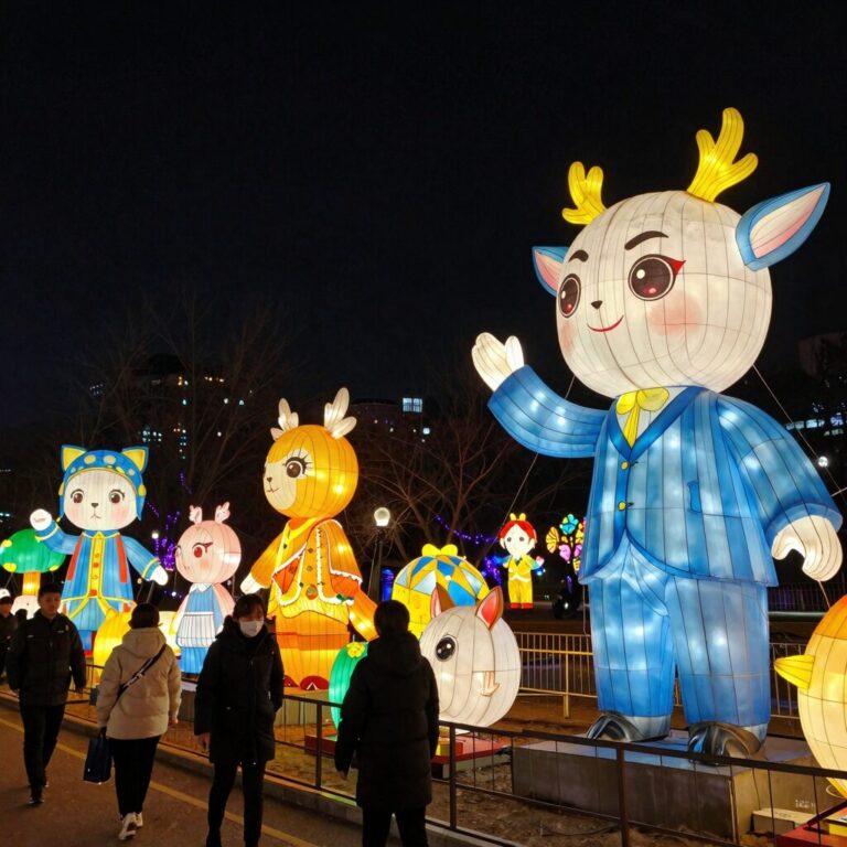 밤에 빛나는 부산연등회 송상현광장의 화려한 연등과 대형 장엄등 전경