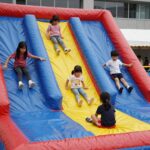 동행축제에서 아이들이 에어바운스 미끄럼틀에서 즐겁게 놀고 있는 모습