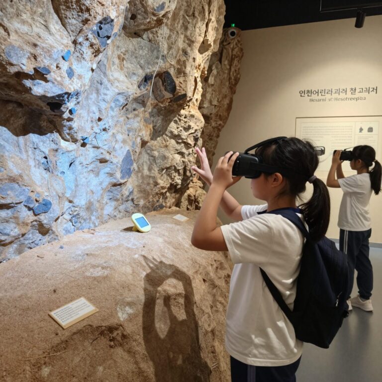 인천어린이과학관 놀다보니 과학 축제에서 아이가 VR 기기를 착용하고 체험하는 모습
