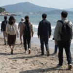 진도 신비의 바닷길 축제 현장에서 바다 위를 걷는 사람들과 갈라진 바다 풍경