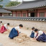 남한산성 행궁에서 아이가 전통복식을 입고 성곽모형을 쌓으며 체험하는 모습