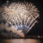 서귀포 새연교에서 펼쳐지는 야간 불꽃쇼 장면, 바다와 다리 배경으로 화려한 불꽃이 터지고 있음