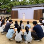 충남 예산 충의사 일원에서 열리는 제53회 윤봉길 평화축제 행사장 전경으로 어린이와 가족 방문객이 역사 체험과 공연을 즐기는 모습