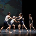 제22회 부산국제무용제 공연 장면 무용수들이 무대 위에서 역동적인 동작을 선보이고 있다