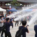 춘천 도심 한복판에서 열리는 개막난장 아!수라장의 모습, 사람들이 물대포를 맞으며 즐거워하고 있다.