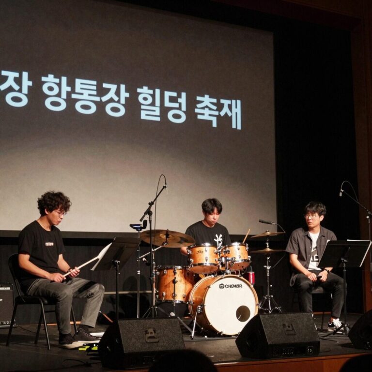 황룡강 음악 힐링 축제 야간 무대에서 밴드가 공연하는 모습