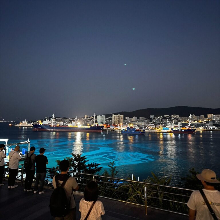 부산항 제1부두에서 밤에 포트빌리지 부산 2026 행사장 조명이 환하게 켜진 수중마울 콘셉트 야경