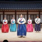 영주 선비촌 죽계루 무대에서 펼쳐지는 마당놀이 공연 모습, 전통 한복을 입은 배우들이 활기차게 공연하고 있다.