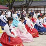 서울세계도시문화축제 광화문 광장에서 다양한 세계 전통 의상을 입은 사람들이 모여 축제 분위기를 즐기고 있는 모습