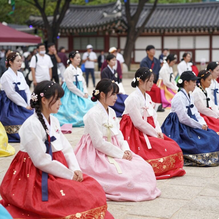 서울세계도시문화축제 광화문 광장에서 다양한 세계 전통 의상을 입은 사람들이 모여 축제 분위기를 즐기고 있는 모습