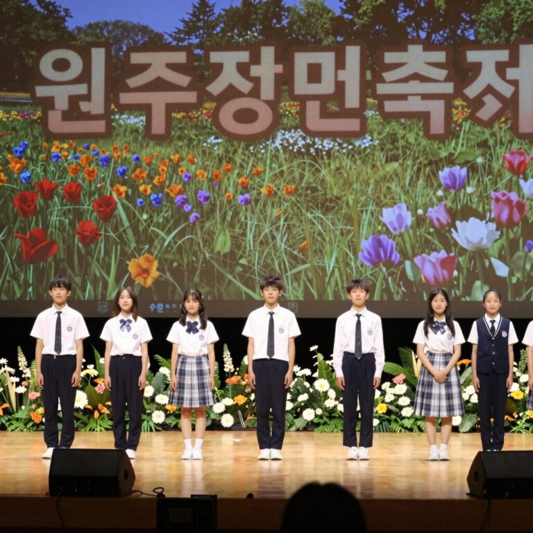원주청소년축제 꽃이피다 메인 무대 공연 사진, 청소년들이 무대 위에서 공연하는 모습