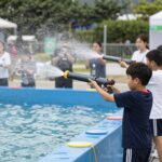 대구앞산축제 완벽 즐기기 대구앞산축제 워터게임 현장에서 아이들이 물총을 쏘며 즐거워하는 모습