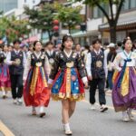 음성품바축제 길놀이 퍼레이드에서 화려한 의상을 입은 참가자들이 거리를 행진하는 모습