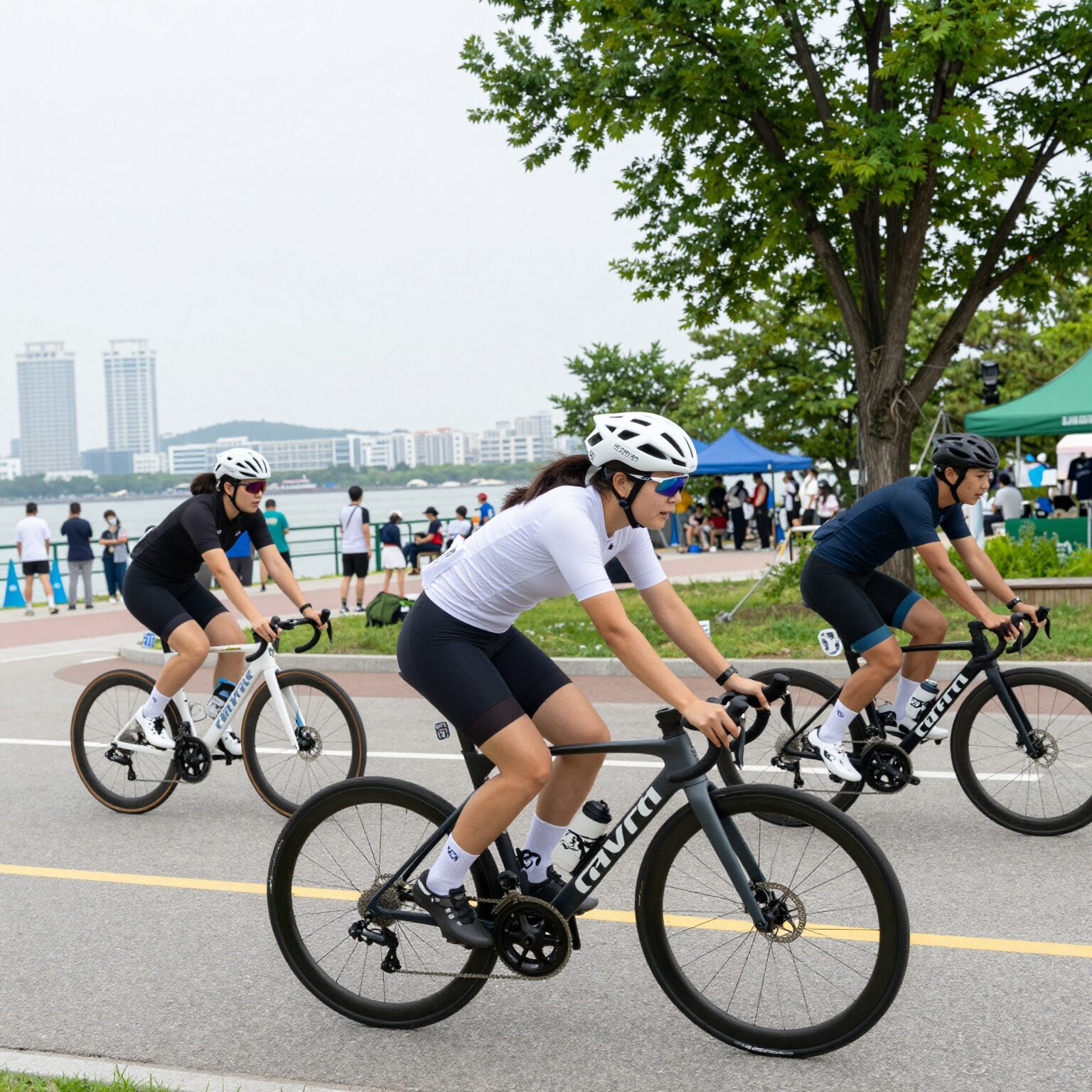 뚝섬한강공원에서 열리는 제3회 쉬엄쉬엄 한강 3종 축제에서 참가자들이 자전거를 타고 달리는 모습