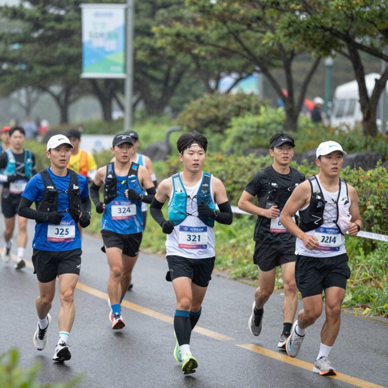 제주국제관광마라톤축제 당일 비 오는 날씨에 러너들이 기능성 러닝복을 입고 달리는 모습