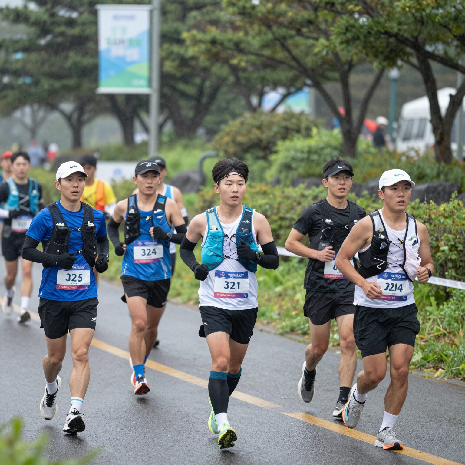 제주국제관광마라톤축제 당일 비 오는 날씨에 러너들이 기능성 러닝복을 입고 달리는 모습