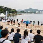 시흥 웨이브파크에서 펼쳐지는 WSL 국제 서핑대회 경기 장면과 관중들의 모습