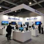 부산브랜드페스타 2026 무료입장 꿀팁 부산브랜드페스타 벡스코 전시장 부스全景 다양한 기업 부스가 줄지어 늘어선 풍경