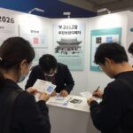 2026 부산브랜드페스타 무료입장 일정 2026 부산브랜드페스타 이벤트 부스에서 관람객들이 스탬프 투어와 현금 쿠폰 이벤트에 참여하고 있는 모습