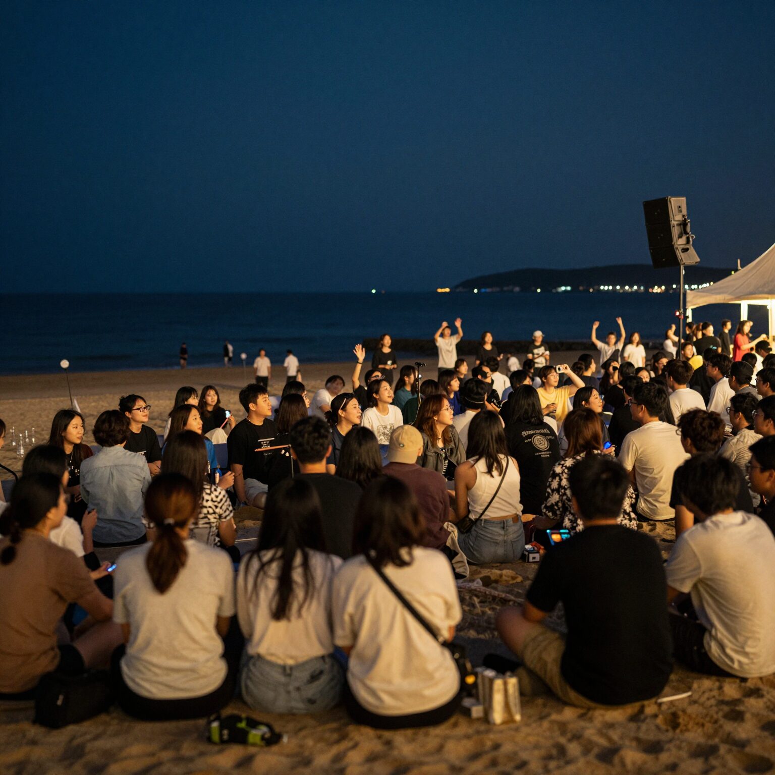 경포해변 야간 공연장과 관객들이 EDM 파티를 즐기는 모습