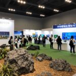 푸파페제주 일정과 관람 팁 제주국제컨벤션센터 2센터에서 열리는 푸파페제주 박람회 전경으로 다양한 전시 부스와 방문객들이 붐비는 모습