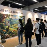 2026년 서울일러스트레이션페어 V.21 전경과 방문객들이 부스 구경하는 모습